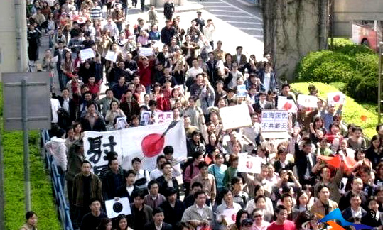 西安高校学生举行涉日游行 引起大量群众围观-3.jpg