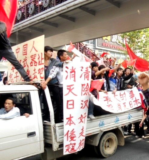 西安高校学生举行涉日游行 引起大量群众围观-2.jpg